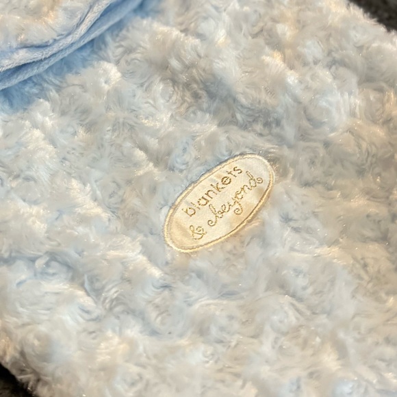 NWT Blankets & Beyond Blue Swaddle Beautiful Baby Blue Color. Perfect for Baby! - Picture 3 of 13